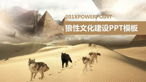 Templat PPT budaya tim perusahaan serigala dengan latar belakang serigala gurun