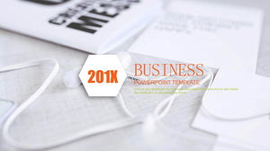 Template PPT laporan bisnis umum dengan latar belakang produk elektronik oranye