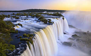Immagine di sfondo della presentazione del paesaggio della cascata