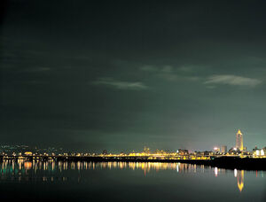 Modelo de ppt de negócios de visão noturna de luzes brilhantes da cidade à beira-mar