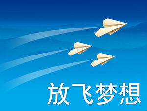 Lassen Sie Ihre Träume fliegen - Papierflugzeuge fliegen zur inspirierenden ppt-Vorlage des blauen Himmels
