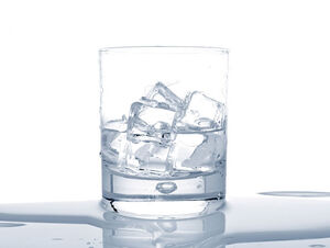 얼음 조각 PPT 템플릿이 있는 물 한 잔
