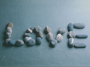 石头堆砌的爱字ppt模板