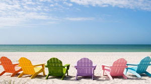 沐浴陽光的顏色躺椅可愛的海灘背景圖片