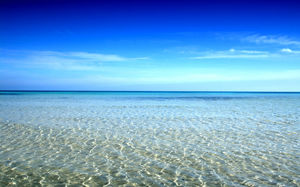 Blaue Meerwasser hoch klares Bild Hintergrundbild