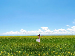 草地上跳舞的小女孩PPT背景图片蓝天下