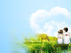 Casal sentado no campo verde para desfrutar da imagem de fundo da nuvem romântico em forma de coração