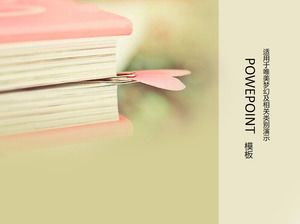 女孩粉红色的书小清新PPT模板