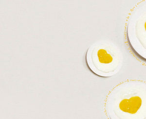 Тарелка любви жареного яйца бледной фонового изображения