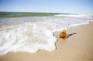喷雾海滩玻璃瓶浪漫的背景图片