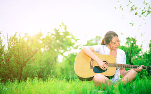 Piękno gitary na trawie jest odświeżający obraz tła